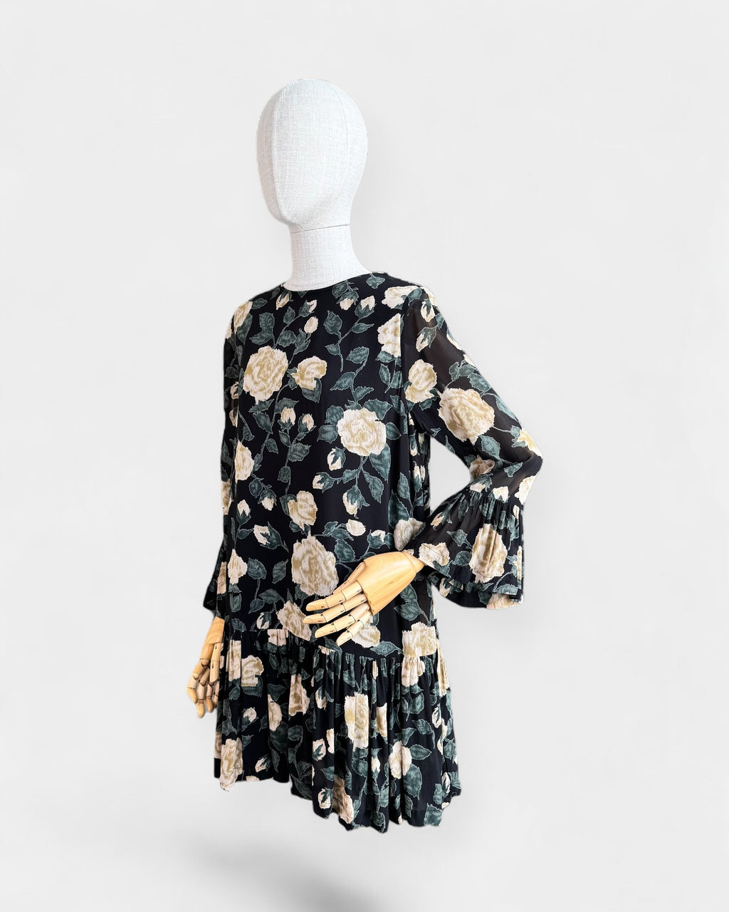 Robe noire à fleurs en chiffon fluide Ganni , S